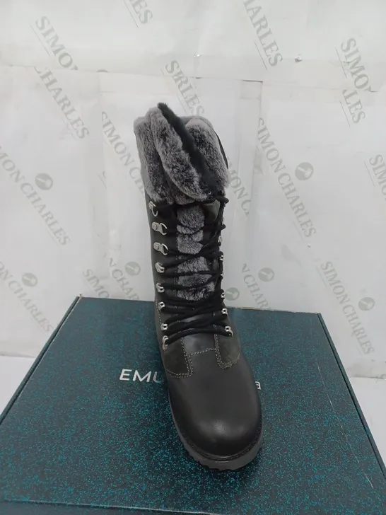 BOXED PAIR OF EMU ALL WEATHER ORICA HI WATERPROOF BOOTS IN DARK GREY SIZE 6 