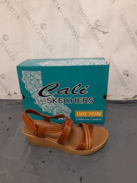 SKETCHERS CALI WOMENS SIZE 10 WEDGE HEEL SANDALS 