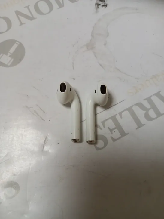 MISMATCHED APPLE AIRPODS 