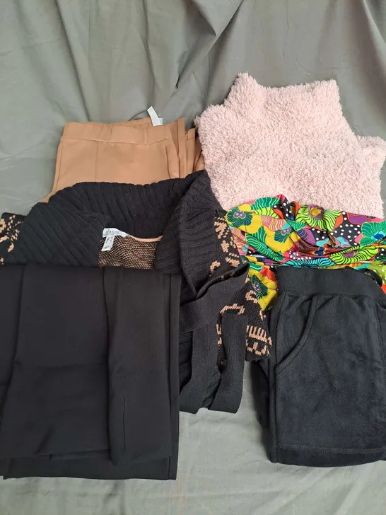 BOX OF APPROX 20 ASSORTED CLOTHING ITEMS TO INCLUDE - JUMPERS, TROUSERS, CARDIGANS ETC