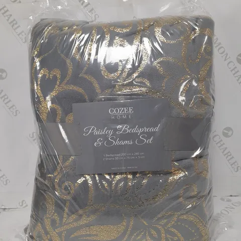 BOXED COZEE HOME PAISLEY BEDSPREAD & SHAMS SET IN GREY/METALLIC GOLD