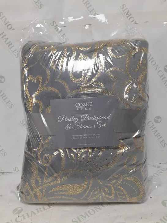 BOXED COZEE HOME PAISLEY BEDSPREAD & SHAMS SET IN GREY/METALLIC GOLD