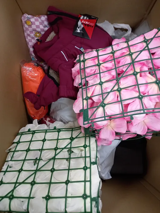 BOX OF APPROXIMATELY 15 ASSORTED ITEMS TO INCLUDE TABLE CLOTH, RUNNING PARACHUTE, DOG COAT ETC