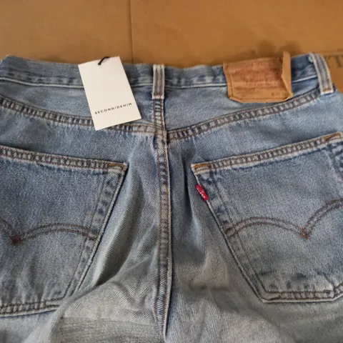 LEVIS LIGHT WASH JEANS - W32 L32