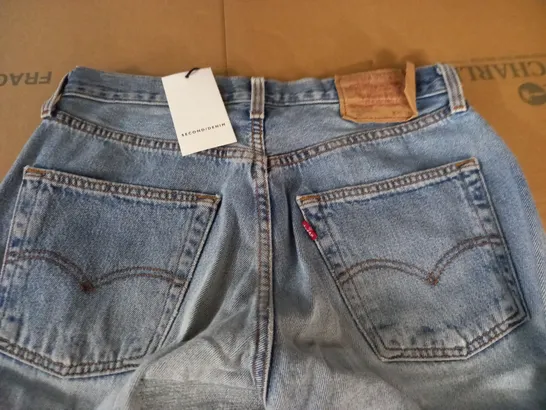 LEVIS LIGHT WASH JEANS - W32 L32