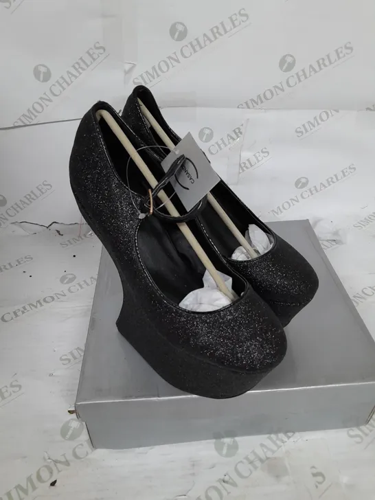 BOXED PAIR OF CASANDRA PLATFORM STRAP SHOE IN BLACK GLITTER SIZE 6