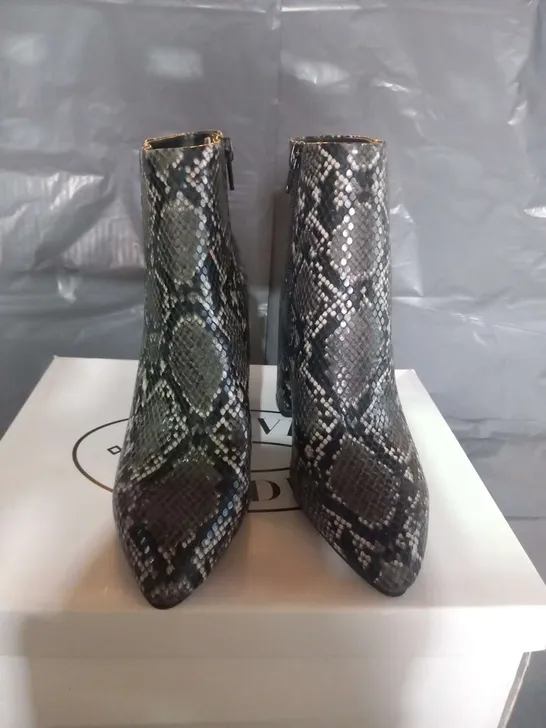 BOXED STEVE MADDEN THERESE GREY SNAKE SYNTHETIC ANKLE BOOTS SIZE 4 