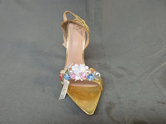 BOXED PAIR OF WEIBENA OPEN TOE HEELED SANDALS IN METALLIC GOLD W. FLORAL & GEM DETAIL EU SIZE 40