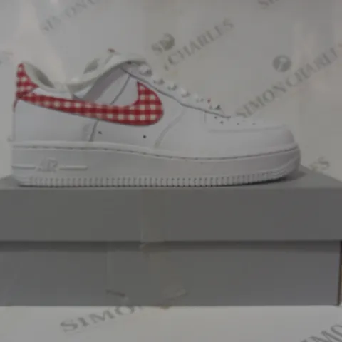 BOXED PAIR OF NIKE AIR FORCE 1 '07 ESS TREND SHOES IN WHITE/RED UK SIZE 4