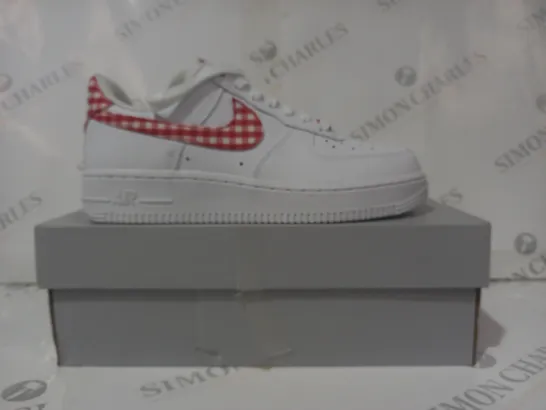 BOXED PAIR OF NIKE AIR FORCE 1 '07 ESS TREND SHOES IN WHITE/RED UK SIZE 4