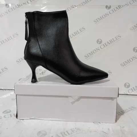 BOXED PAIR OF DESIGNER POINTED TOE HEELED ANKLE BOOTS IN BLACK EU SIZE 39