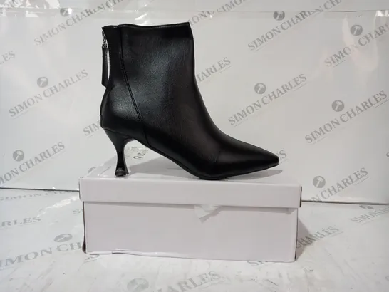 BOXED PAIR OF DESIGNER POINTED TOE HEELED ANKLE BOOTS IN BLACK EU SIZE 39