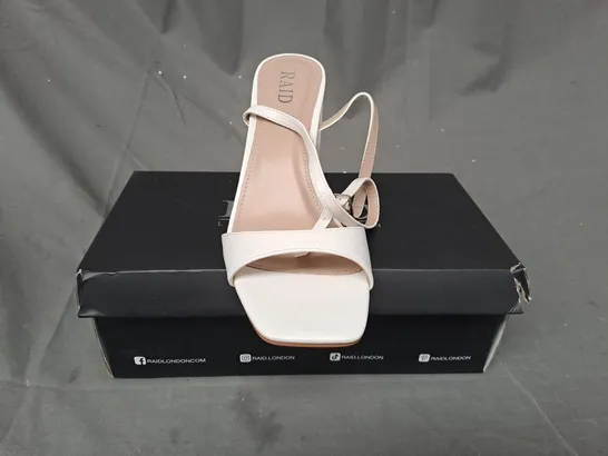 BOXED PAIR OF RAID OPEN TOE BLOCK HEEL SANDALS IN WHITE UK SIZE 6