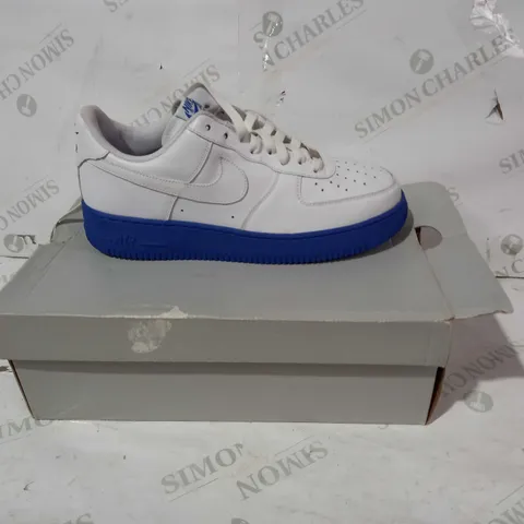 BOXED PAIR OF NIKE AIR FORCE 1 TRAINERS IN WHITE/BLUE UK SIZE 8.5