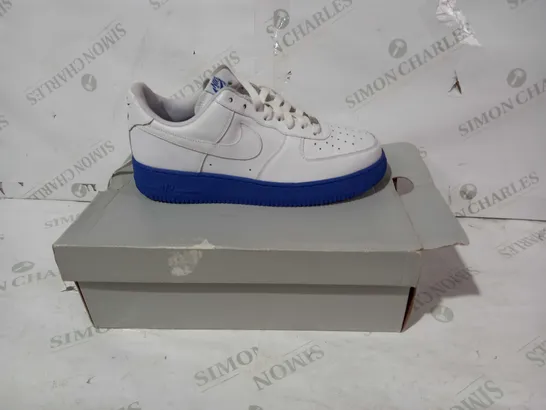 BOXED PAIR OF NIKE AIR FORCE 1 TRAINERS IN WHITE/BLUE UK SIZE 8.5