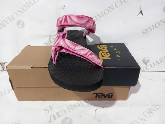 BOXED PAIR OF TEVA VELCRO STRAP SANDALS IN PINK UK SIZE 5