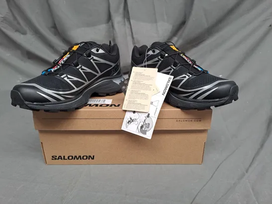 BOXED PAIR OF SALOMONGORE-TEX OUTDOOR PLEIN AIR TRAINERS IN BLACK/SILVER SIZE 3.5