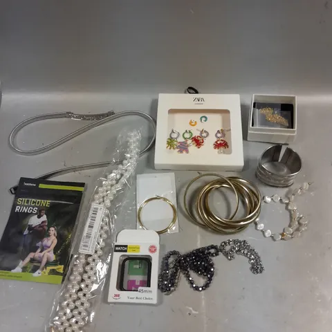 APPROXIMATELY 30 ASSORTED JEWELLERY PRODUCTS TO INCLUDE NECKLACES, EARRINGS, RINGS ETC 