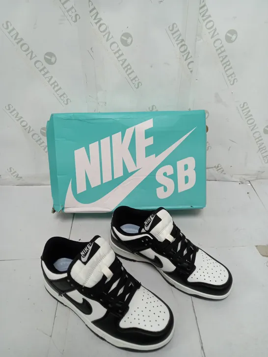 BOXED PAIR OF NIKE PANDA DUNKS LOW SIZE 36 