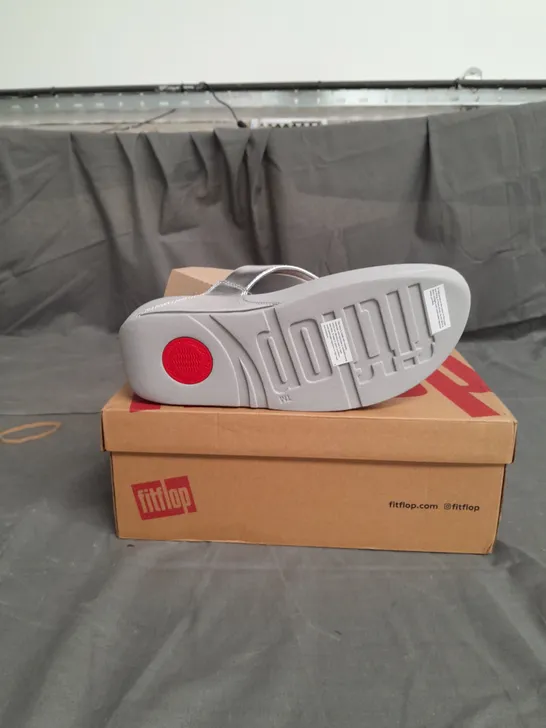 BOXED PAIR OF FITFLOP WOMENS LULU LEATHER TOEPOST SILVER SIZE 8