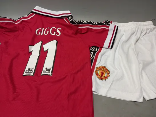 UMBRO MANCHESTER UNITED FOOTBALL KIT - GIGGS 11 - SIZE 22