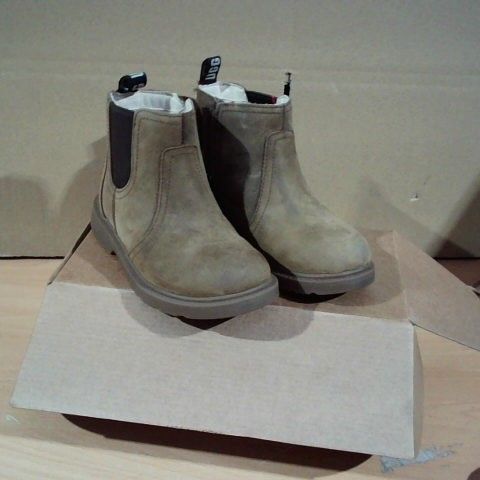 BOXED PAIR OF CHILDRERNS UGG BOOTS TAN SIZE 11 