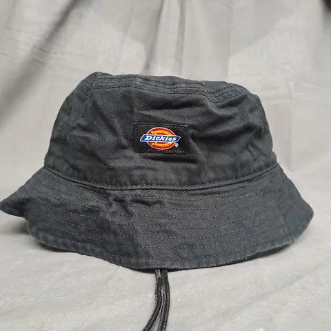 DICKIES BLACK BUCKET HAT WITH STRAP 