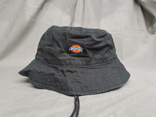 DICKIES BLACK BUCKET HAT WITH STRAP 