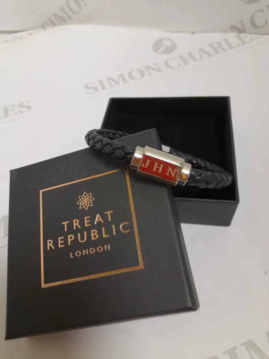 TREAT REPUBLIC PERSONALISED MENS BLACK LEATHER BRACELET RRP £40