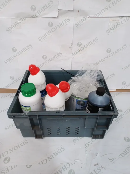 BOX TO CONTAIN 9 X ASSORTED CLEANING, AND HOME IMPROVEMENT PRODUCTS. INLCUDES BLEACH, WOODSTAIN AND FABRIC DYE 