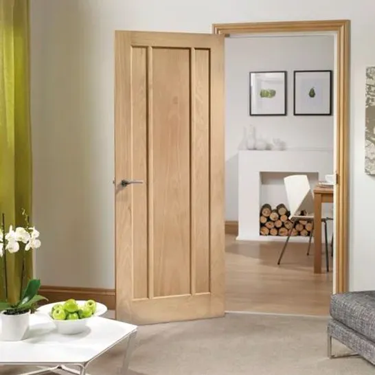 BOXED INTERNAL OAK WORCESTER 3 PANEL DOOR (1 BOX)