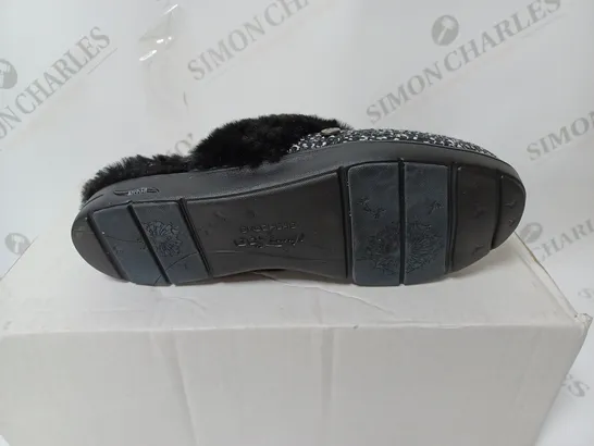 PAIR OF SKECHERS ARCH SLIPPERS IN BLACK SIZE 3