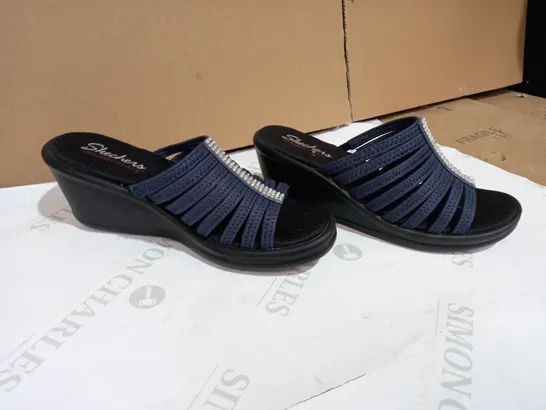 SKETCHERTS WITH MEMORY FOAM BLACK/BLUE SANDALS SIZE 6