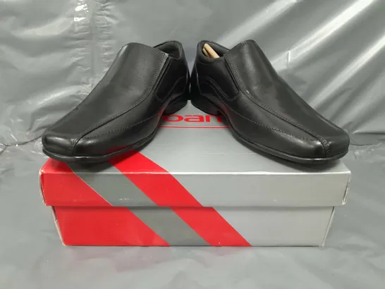 BOXED PAIR OF ROAMERS SLIP-ON SHOES IN BLACK SIZE 5