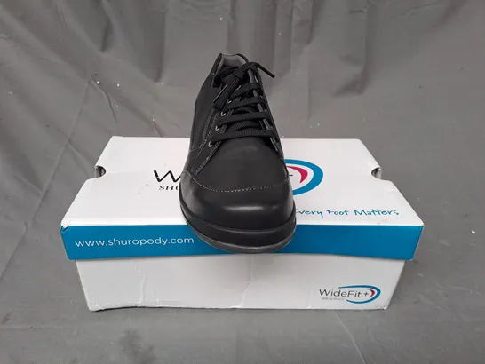 BOXED PAIR OF WIDEFIT + SHUROPODY SHOES IN BLACK UK SIZE 7