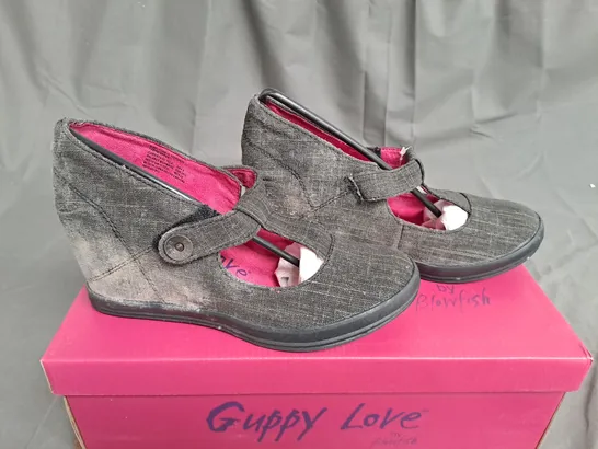 BOX OF APPROXIMATELY 10 PAIRS OF BLACK GUPPY LOVE WEDGE SHOES IN VARIOUS SIZES 