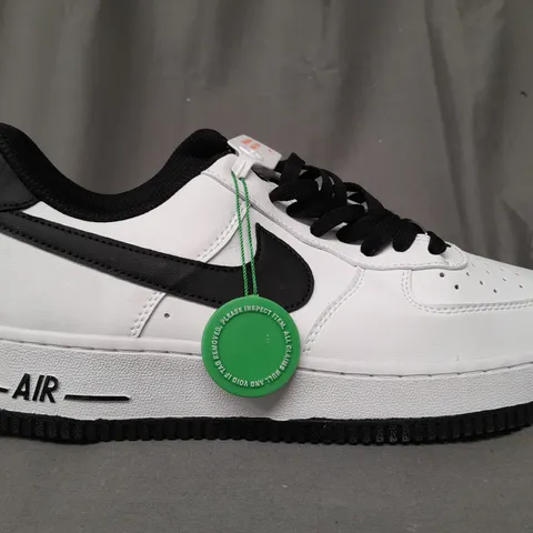 PAIR OF NIKE AIR FORCE 1 SHOES IN WHITE/BLACK UK SIZE 9