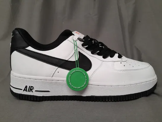 PAIR OF NIKE AIR FORCE 1 SHOES IN WHITE/BLACK UK SIZE 9