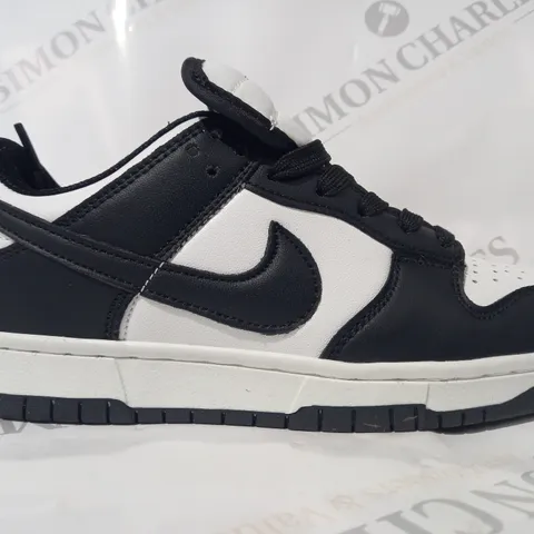 BOXED PAIR OF NIKE TRAINERS IN BLACK/WHITE UK SIZE 5.5