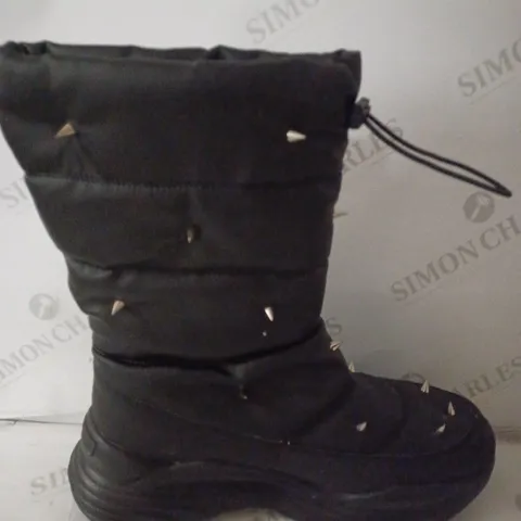 PAIR OF KOI THE RINGLEADER MEN'S SPIKED SNOW BOOTS SIZE 9