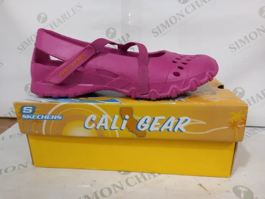 BOXED PAIR OF SKECHERS CALIES SHOES IN HOT PINK SIZE 10