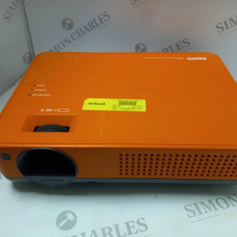 SANYO PROXTRAX PROJECTOR PLC-XE32