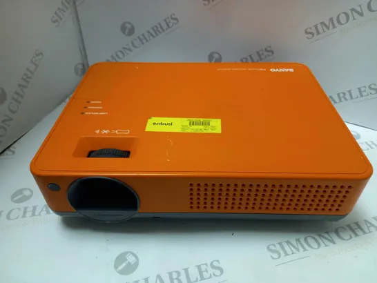 SANYO PROXTRAX PROJECTOR PLC-XE32