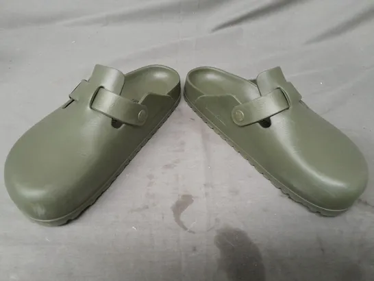 BOXED PAIR OF BIRKENSTOCK BOSTON EVA SHOES IN KHAKI SIZE UK 5.5