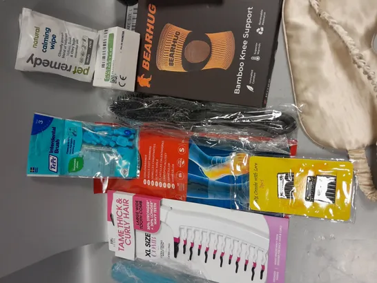 BOX OF APPROXIMATELY 15 COSMETIC ITEMS TO INCLUDE - HAIR CLIP - CRYSTAL HAIR REMOVAL - NO7 FACE SCRUB - ETC