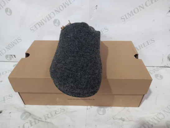 BOXED PAIR OF SHEPHERD SLIPPERS IN GREY EU SIZE 41