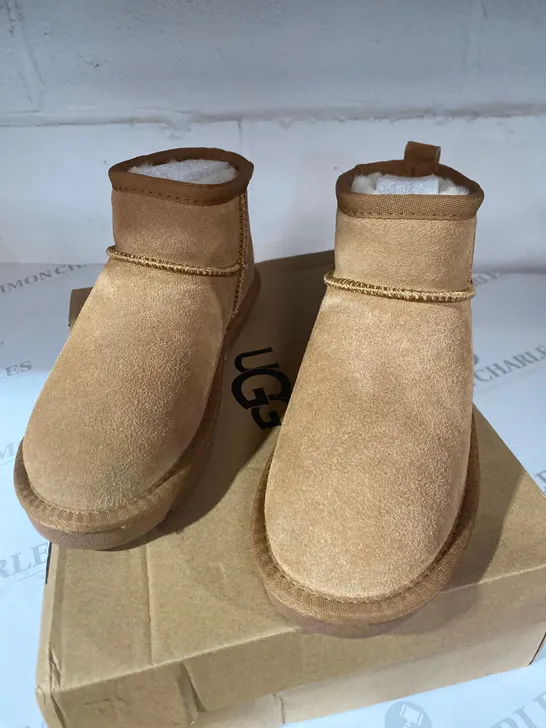 BOXED PAIR OF UGG BROWN BOOTS SIZE SIZE 3