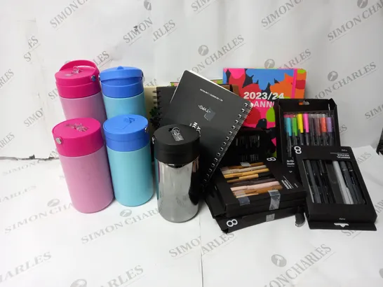 APPROXIMATELY 17 ASSORTED ITEMS TO INCLUDE A5 JOURNAL, METAL DRINK BOTTLE, PEN PACK ETC. 