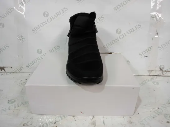 BOXED PAIR OF DESIGNER FAUX FUR LINED PADDED ANKLE BOOTS IN BLACK EU SIZE 42