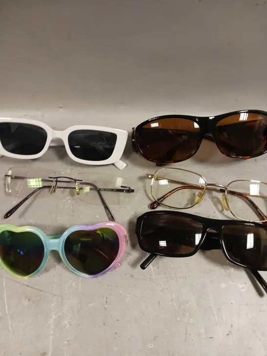 APPROXIMATELY 20 ASSORTED GLASSES/SUNGLASSES IN VARIOUS DESIGNS 